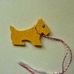 Catel galben din fetru /  pasla 