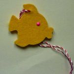 Martisor peste galben din fetru / pasla