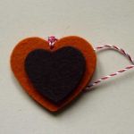 Martisor brosa inima portocalie si maro