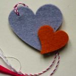 Martisor brosa inima gri si portocaliu