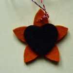 Flori colorate fetru/pasla martisor - brosa portocalie