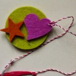 Martisor verde steluta portocalie inimioara roz