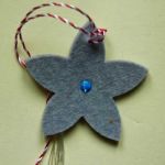 Flori colorate fetru/pasla martisor - brosa gri